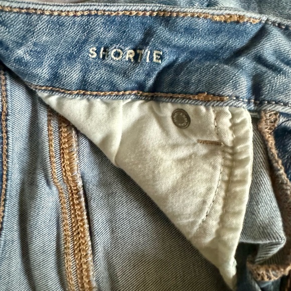 Woman’s American Eagle Shorts - Picture 4 of 5